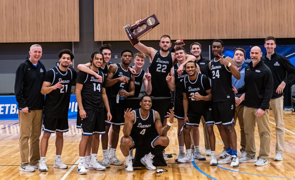 Men's basketball tame on the court holding the trophy