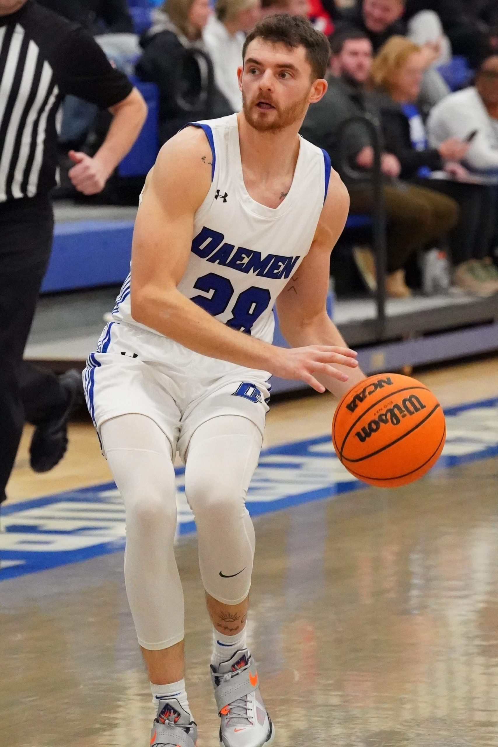 Mens baskebatll player dribbling up court