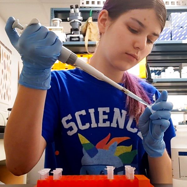Charsie Yox ’24 using lab equipment